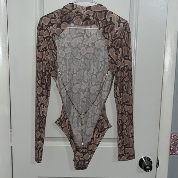 Rue 21 backless long sleeve mock turtleneck shirt w/ chain along the back size L - Picture 1 of 4